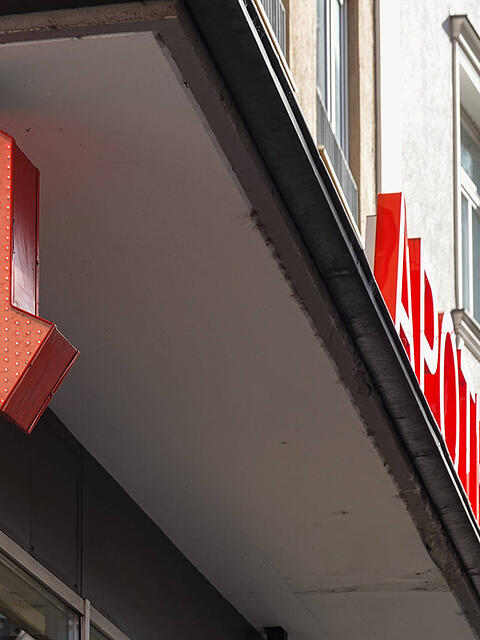 Bei der sofort eingeleiteten Fahndung mit mehreren Streifen der Polizei konnte der 
Tatverdächtige anhand der Personenbeschreibung in der Nähe der Apotheke erkannt und 
festgenommen werden. (Symbolbild)