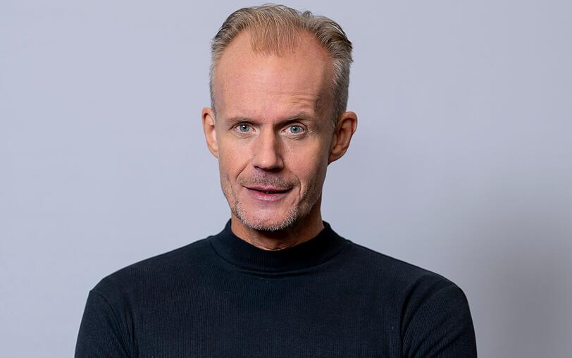 Der Münchener Satiriker Max Uthoff, 58, erfand vor zwölf Jahren mit zwei Mitstreitern das neuartige Satire-Format "Die Anstalt". Nun wird das vielfach preisgekrönte ZDF-Format 100 Sendungen alt. Der Münchener Satiriker Max Uthoff, 58, erfand vor zwölf Jahren mit zwei Mitstreitern das neuartige Satire-Format "Die Anstalt". Nun wird das vielfach preisgekrönte ZDF-Format 100 Sendungen alt.