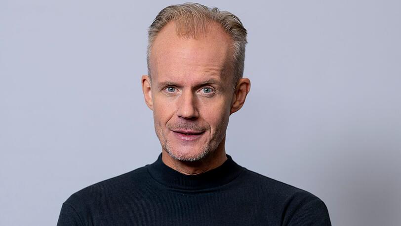 Der Münchener Satiriker Max Uthoff, 58, erfand vor zwölf Jahren mit zwei Mitstreitern das neuartige Satire-Format "Die Anstalt". Nun wird das vielfach preisgekrönte ZDF-Format 100 Sendungen alt. Der Münchener Satiriker Max Uthoff, 58, erfand vor zwölf Jahren mit zwei Mitstreitern das neuartige Satire-Format "Die Anstalt". Nun wird das vielfach preisgekrönte ZDF-Format 100 Sendungen alt.