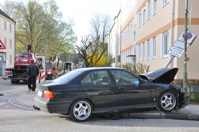 Die beiden Unfallwagen wurden so stark beschädigt, dass sie abgeschleppt werden mussten.