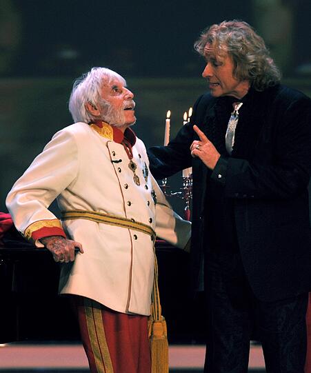 Der Entertainer und Sänger Johannes Heesters (l) und Moderator Thomas Gottschalk in der ZDF-Show "Wetten,