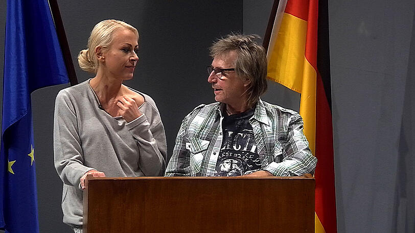 Jenny und Martin beim Wahlcheck.