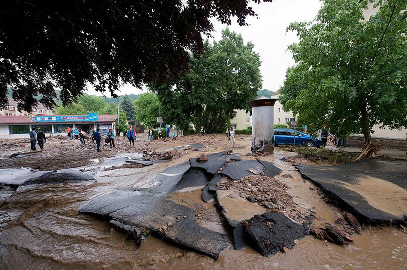 In Meißen und Dresden verwüsteten Schlammlawinen mehrere Straßen und machten sie unpassierbar. Sehen Sie hier die Bilder der Schlammverwüstung.