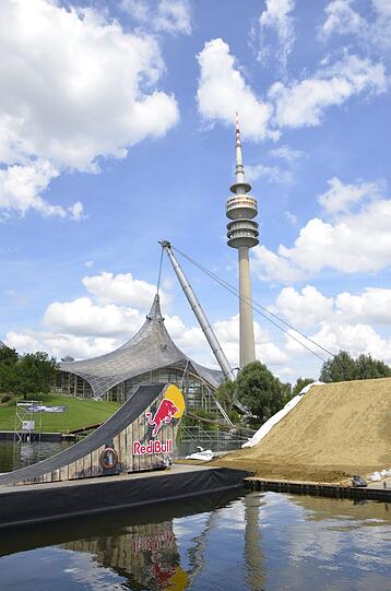 Der Olympiaturm im Hintergrund bietet einen eindrucksvollen Anblick auf den sich die X-Fighter von Red Bull freuen können.