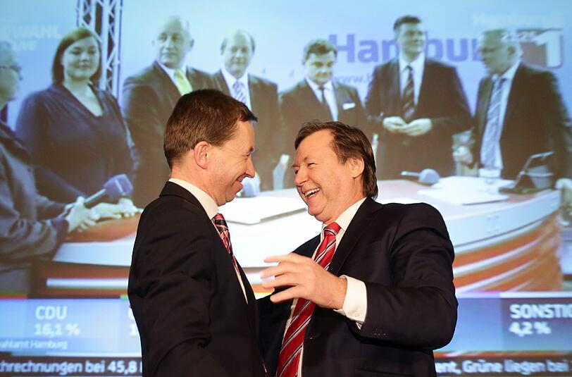 AfD-Vorsitzender Bernd Lucke beglückwünscht den Hamburger Spitzenkandidaten Jörn Kruse bei der Wahlparty. Doch nicht alle Parteimitglieder sind mit dem Ergebnis zufrieden.