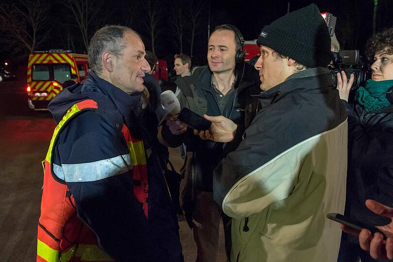 Die Suche nach Opfern in Seyne les Alpes geht weiter: Helikopter, Rettunsgwagen und Militär sind im Einsatz. Die Bilder...