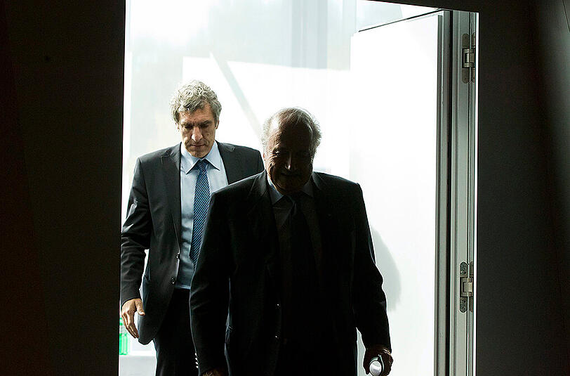 Er war der Kommunikationsexperte hinter dem zurückgetretenen FIFA Boss Sepp Blatter (r): Mediendirektor Walter De Gregorio.