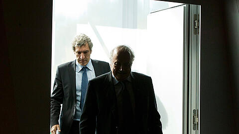 Er war der Kommunikationsexperte hinter dem zurückgetretenen FIFA Boss Sepp Blatter (r): Mediendirektor Walter De Gregorio.