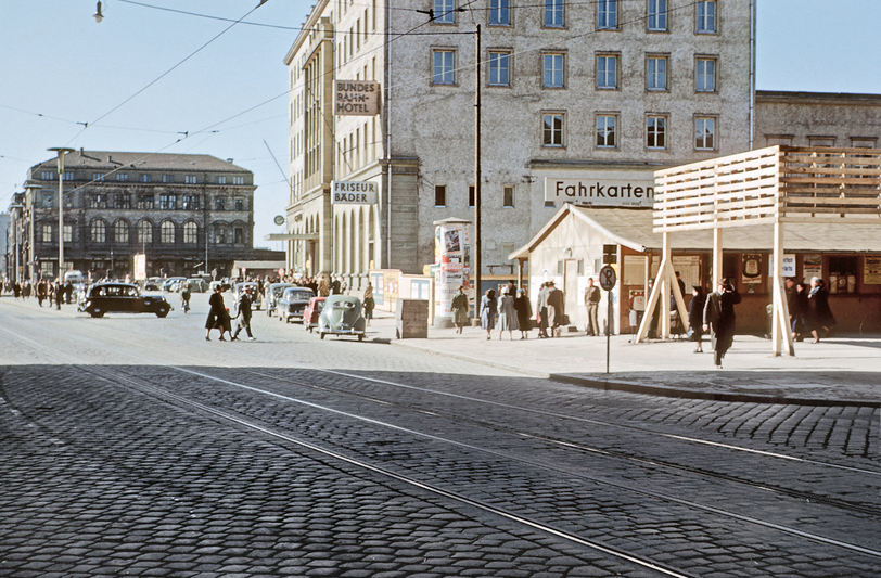 Das ist das 1951 eröffnete Bundesbahnhotel am Hauptbahnhof, das aus dem Bahnhofs-Kopfbau aus der Jahrhundertwende entstand. Links hinten: die alte Bayerpost, inzwischen ja ein Luxus-Hotel.