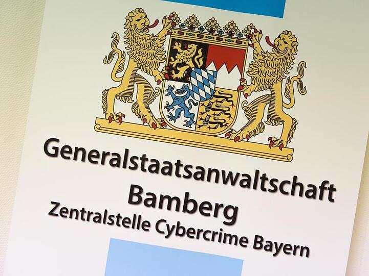 Der Schriftzug "Generalstaatsanwaltschaft Bamberg - Zentralstelle Cybercrime Bayern" ist zu lesen. Foto: Nicolas Armer/dpa