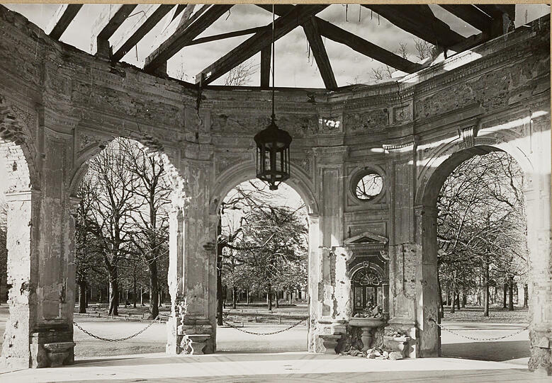 Kurz nach dem Krieg: Blick aus dem arg mitgenommenen Diana-Tempel im Hofgarten der Residenz 1946.