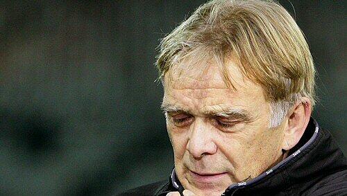 16 Jahre lang war Volker Finke Trainer in Freiburg. Geht er jetzt nach Japan? 16 Jahre lang war Volker Finke Trainer in Freiburg. Geht er jetzt nach Japan?