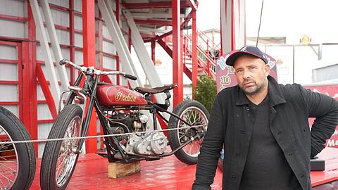Der Schauspieler Simon Zagermann vor dem Motodrom auf der auf der Oidn Wiesn.
