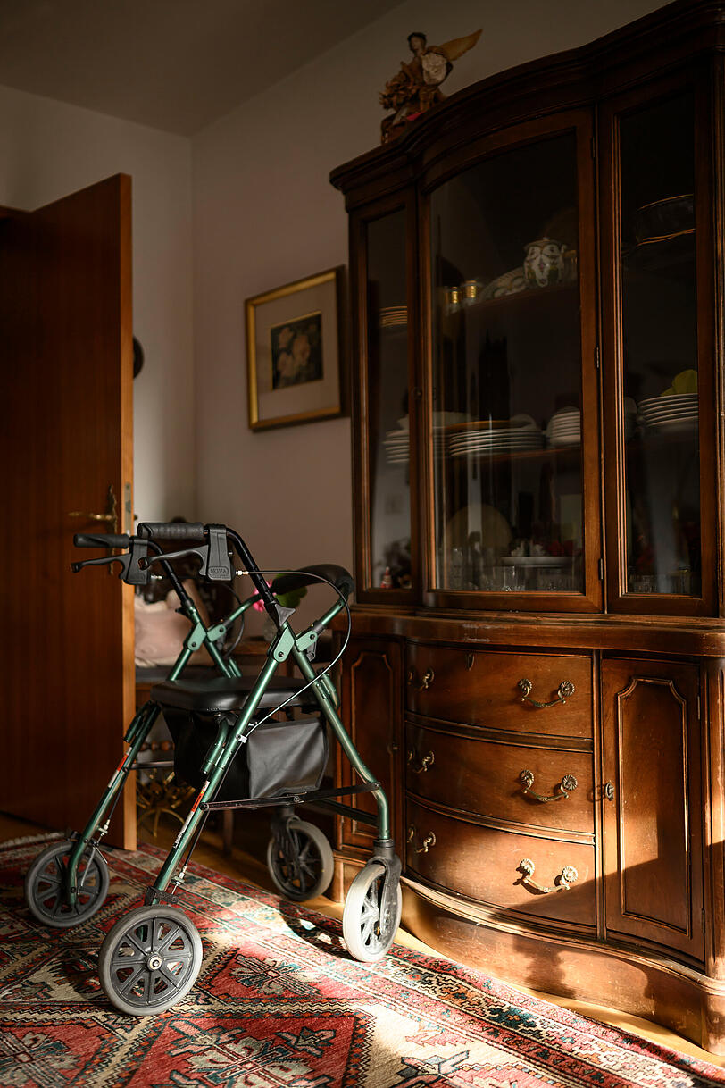 Brigitte M. ist auf ihren Rollator angewiesen. Eine bezahlbare, barrierefreie Wohnung zu finden, ist f&uuml;r sie kr&auml;ftezehrend.