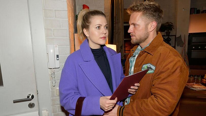 "GZSZ": Alicia (l.) vertraut Paul ihren riskanten Plan an.