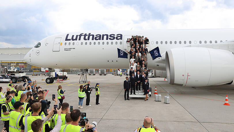 Die deutsche Mannschaft wird in Frankfurt verabschiedet.