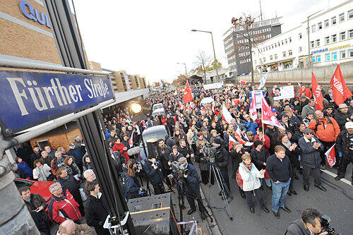 Das Ende von Quelle ist besiegelt, 1000 Beschäftigte versammelten sich am Mittwoch in der Fürther Straße zur letzten Demo.