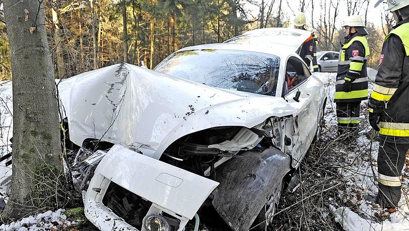 Der Unfall ereignete sich an derselben Stelle, an der am 15.11. bei einer fast identischen Kollision ein Fahrer starb. Der Unfall ereignete sich an derselben Stelle, an der am 15.11. bei einer fast identischen Kollision ein Fahrer starb.