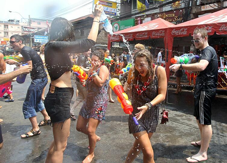 Die Bilder vom großen Songkran-Fest in Bangkok, deer größten Wasserparty der Welt.