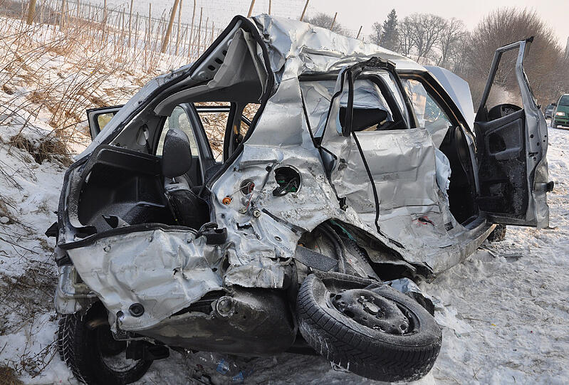 Unfall bei Mainburg: Ein Pkw ist mit einem Lastwagen kollidiert. Dabei kam ein Mensch ums Leben...