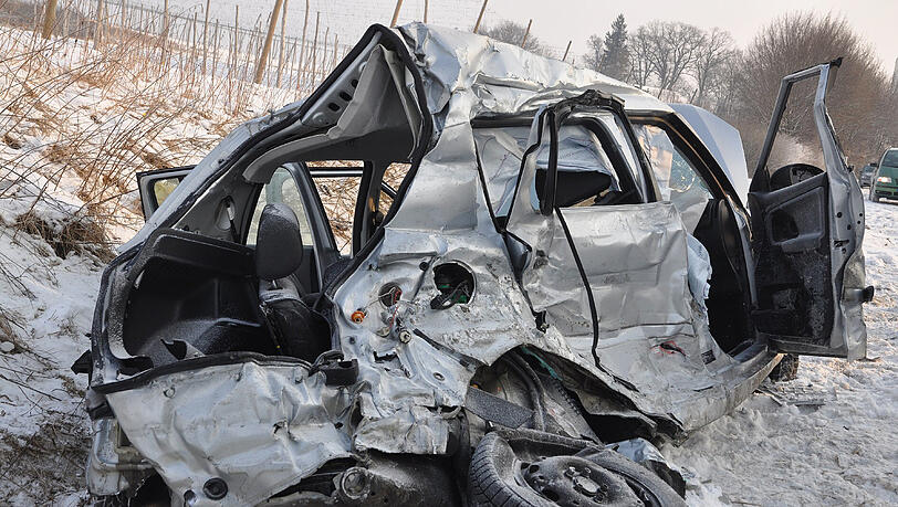 Unfall bei Mainburg: Ein Pkw ist mit einem Lastwagen kollidiert. Dabei kam ein Mensch ums Leben... Unfall bei Mainburg: Ein Pkw ist mit einem Lastwagen kollidiert. Dabei kam ein Mensch ums Leben...