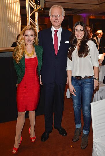 Ganz im Gegensatz zu Andrea Kaiser (links), die hier neben Harald Schmidt und Funda Vanroy steht.