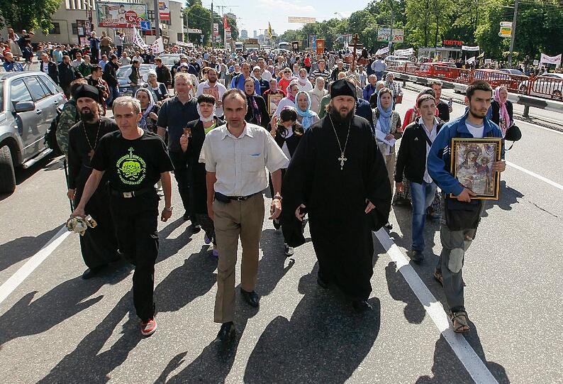 Mehr als 1000 Ultraorthodoxe prostieren gegen den Umzug der Schwulen und Lesben in Münchens Partnerstadt Kiew.