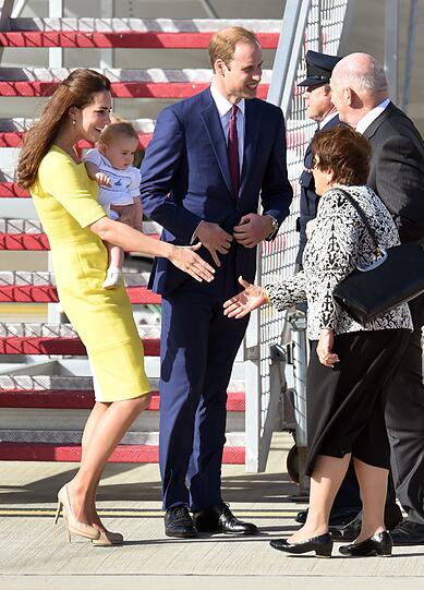 Der General Sir Peter Cosgrove und seine Frau Lynne Cosgrove begrüßen die Weitgereisten.