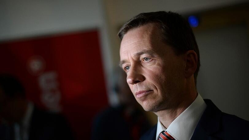 Gerüchten zufolge plant Parteichef Bernd Lucke seinen Austritt aus der AfD und bereitet die Gründung einer eigenen Partei vor. Gerüchten zufolge plant Parteichef Bernd Lucke seinen Austritt aus der AfD und bereitet die Gründung einer eigenen Partei vor.