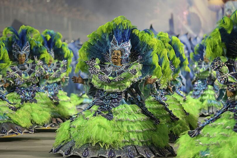 In Sao Paolo starteten die ersten Sambaschulen den Wettlauf um die besten Kostüme und die Plätze für den großen Umzug ins Sambadromo