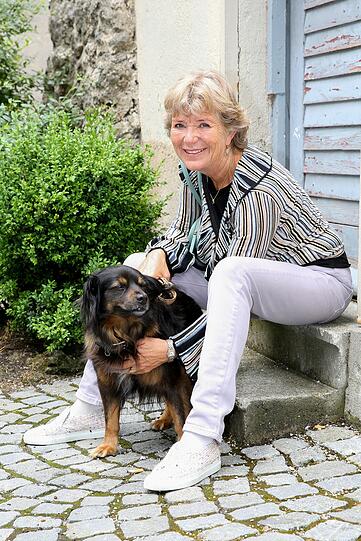 Jutta Speidel mit Hund Gino