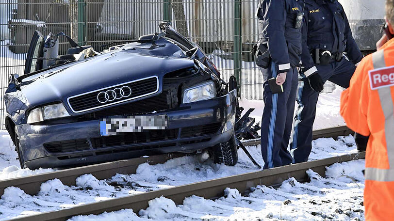 Bilder vom Unfallort bei Markt Indersdorf: Hier kollidierte am Montagmorgen eine S-Bahn mit einem Auto. Der Pkw-Fahrer starb noch am Unfallort.