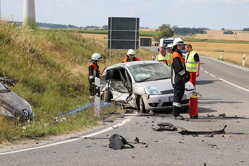 Bei Rothenburg ob der Tauber ist es am Sonntag zu einem schrecklichen Unfall gekommen. Zwei Menschen starben noch an der Unfallstelle, eine junge Frau erlag ihren Verletzungen in der darauffolgenden Nacht.