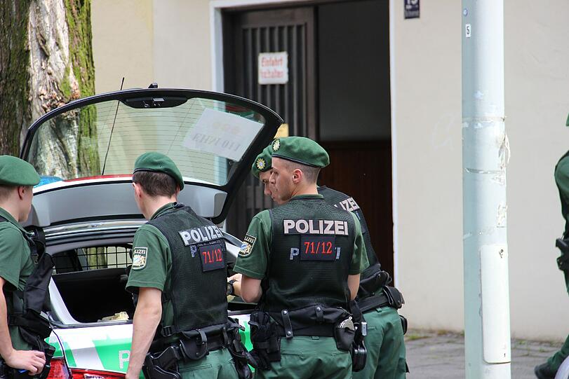 Mord in der Au: Die 91-Jährige Anna S. ist getötet worden. Die Polizei sucht im Umfeld der Wohnung in der Dollmannstraße nach Hinweisen und Spuren. Die Bilder vom Tatort...