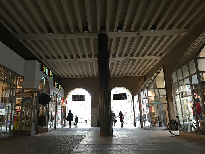 Der Arkadenbereich um die Eingangshalle zum Schmuckhof hin wird komplett geschlossen, an die Ostseite kommt ein zentrales Tor.