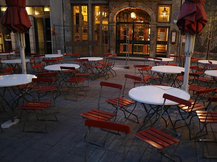 Leere Tische und Stühle vor einem Brauhaus in Köln.