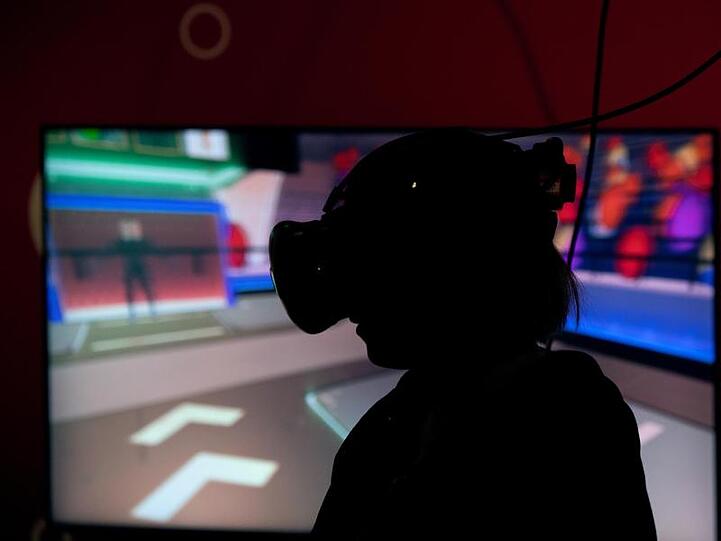 Ein Kind testet zum Start der Tour des Ausstellungsschiffs "MS Wissenschaft" in Berlin eine VR-Brille. Foto: Ralf Hirschberger/Archivbild