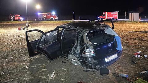 Der völlig zerstörte VW Golf,  bei dessen Unfall fünf Personen verletzt wurden.