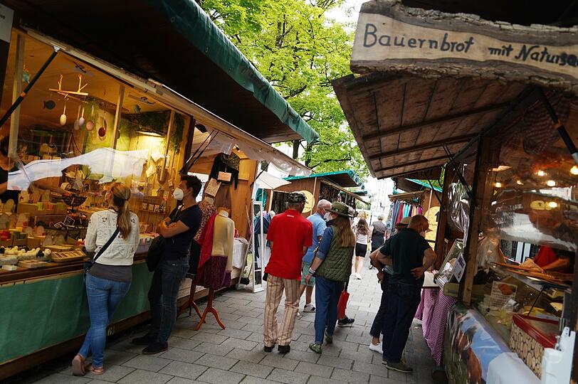 Auch heuer bieten viele Standl bei der Auer Dult allerlei selbst Gefertigtes und es herrscht reger Besucherstrom unter Einhaltung von Regeln.