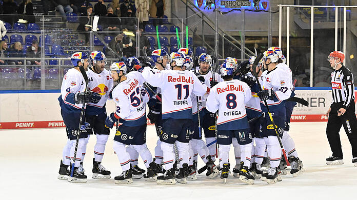 Der EHC München gewinnt gegen Straubing in der Verlängerung.