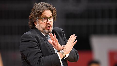 Andrea Trinchieri gestikuliert am Spielfeldrand.