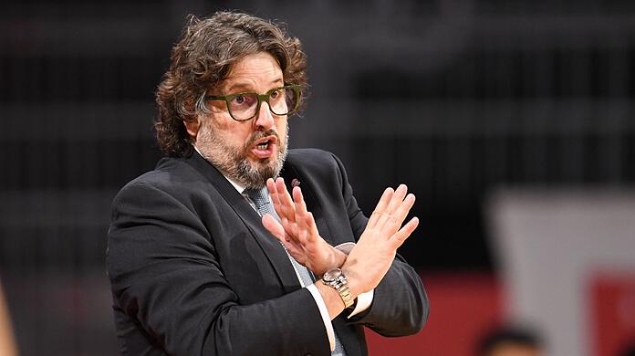Andrea Trinchieri gestikuliert am Spielfeldrand.