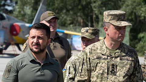 Präsident Wolodymyr Selenskyj betrachtet mit dem Chef der ukrainischen Luftwaffe, Mykola Oleschtschuk, eine Ausstellung von Raketenabwehrwaffen.