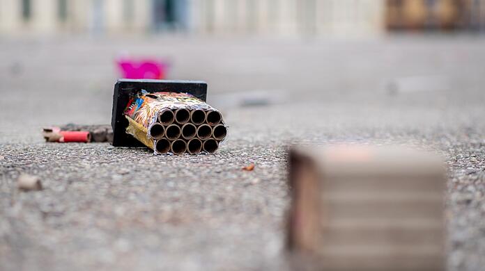 Nach Unfällen und Angriffen mit Böllern wird über Konsequenzen diskutiert.