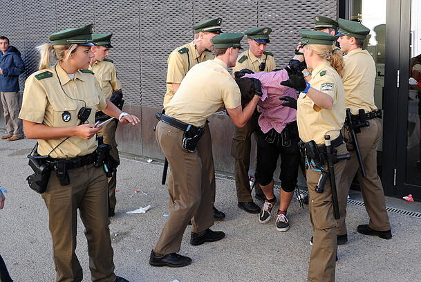 Oktoberfest 2013: Polizisten nehmen am Behördenhof einen Mann fest. Damals trugen sie noch die altbekannte "Oestergaard-Uniform". Oktoberfest 2013: Polizisten nehmen am Behördenhof einen Mann fest. Damals trugen sie noch die altbekannte "Oestergaard-Uniform".