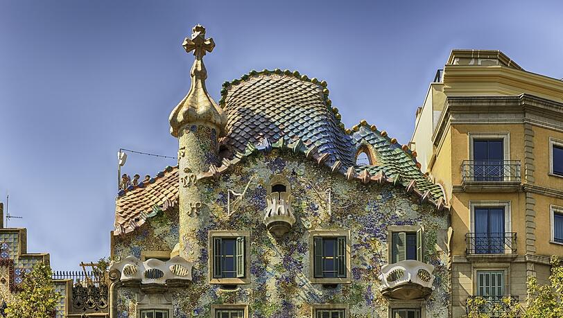 Mit der Casa Batll&oacute; erz&auml;hlt Gaud&iacute; die Legende des Heiligen Georg (katalanisch: Jordi), des Schutzpatrons von Katalonien. Oben erkennt man die Haut des Drachen, den Georg get&ouml;tet hat.