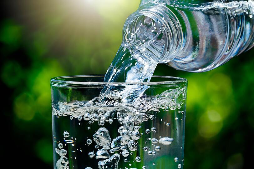 Auch Wasser ist wichtig für die Gehirnfunktion. Trinken Sie mindestens 1,5 Liter Wasser, bei hohen Temperaturen oder körperlicher Anstrengung darf es auch deutlich mehr sein. Dehydration macht das Blut dickflüssiger, was zu einer schlechteren Sauerstoffversorgung des Gehirns führt. Das wiederum kann Konzentrationsprobleme oder Kopfschmerzen bewirken. Auch Wasser ist wichtig für die Gehirnfunktion. Trinken Sie mindestens 1,5 Liter Wasser, bei hohen Temperaturen oder körperlicher Anstrengung darf es auch deutlich mehr sein. Dehydration macht das Blut dickflüssiger, was zu einer schlechteren Sauerstoffversorgung des Gehirns führt. Das wiederum kann Konzentrationsprobleme oder Kopfschmerzen bewirken.