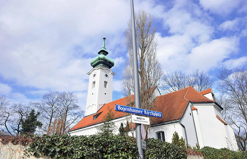 Auf diesem schönen Friedhof in Bogenhausen ist Bernd Eichinger beigesetzt worden.