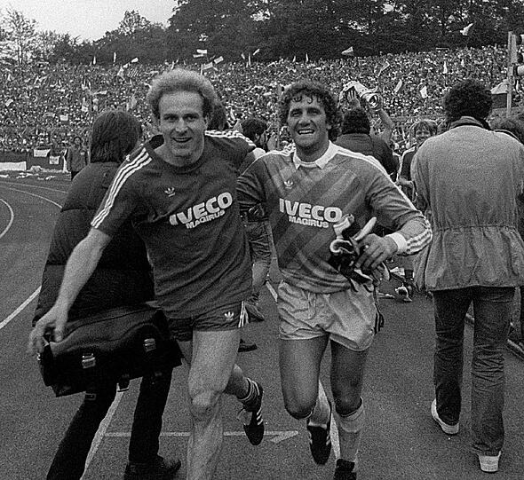Weiterhin 1984: von links Rummenigge und Jean Marie Pfaff beim Bayern DFB-Pokalsieg. Das Finale fand in Frankfurt statt. Bayern besiegte Gladbach.