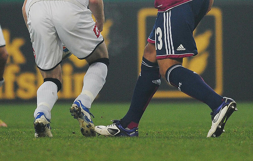 ... der Schalker trat Reus mit voller Absicht auf den bereits lädierten rechten Fuß...